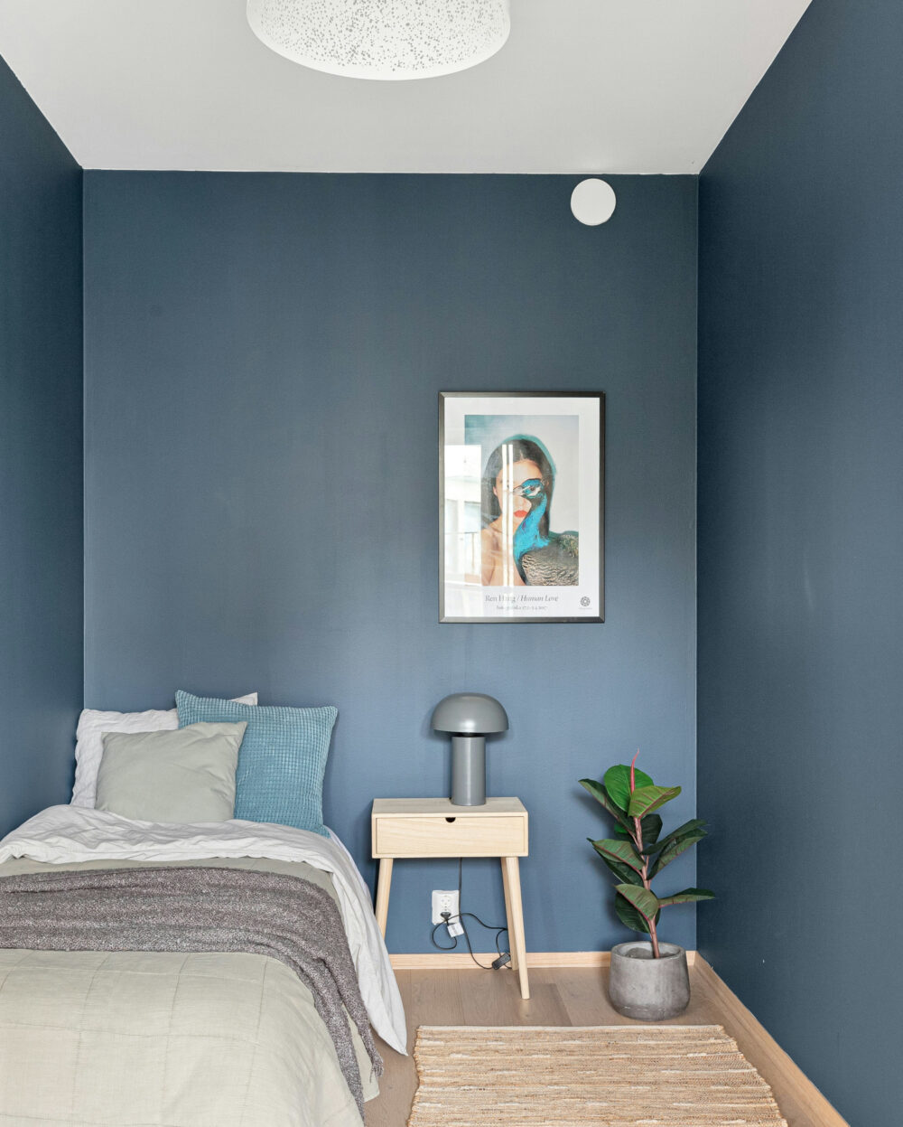 Cuarto pequeño de paredes azules