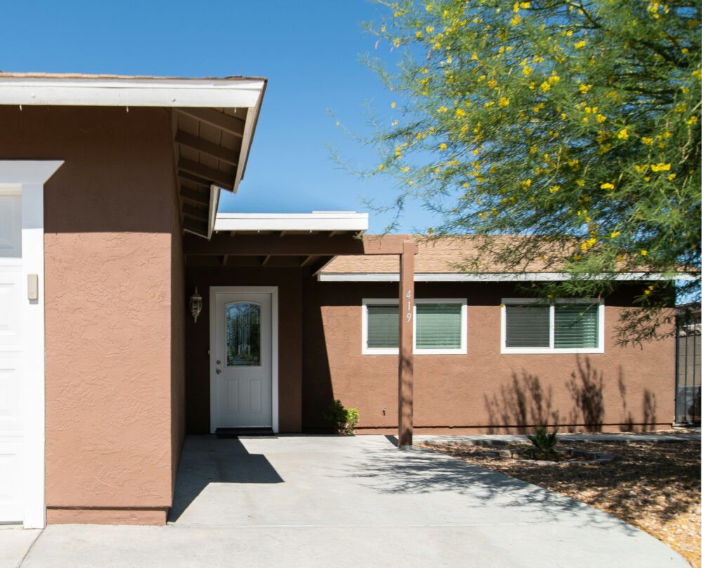 Fachada de casa sencillo color café