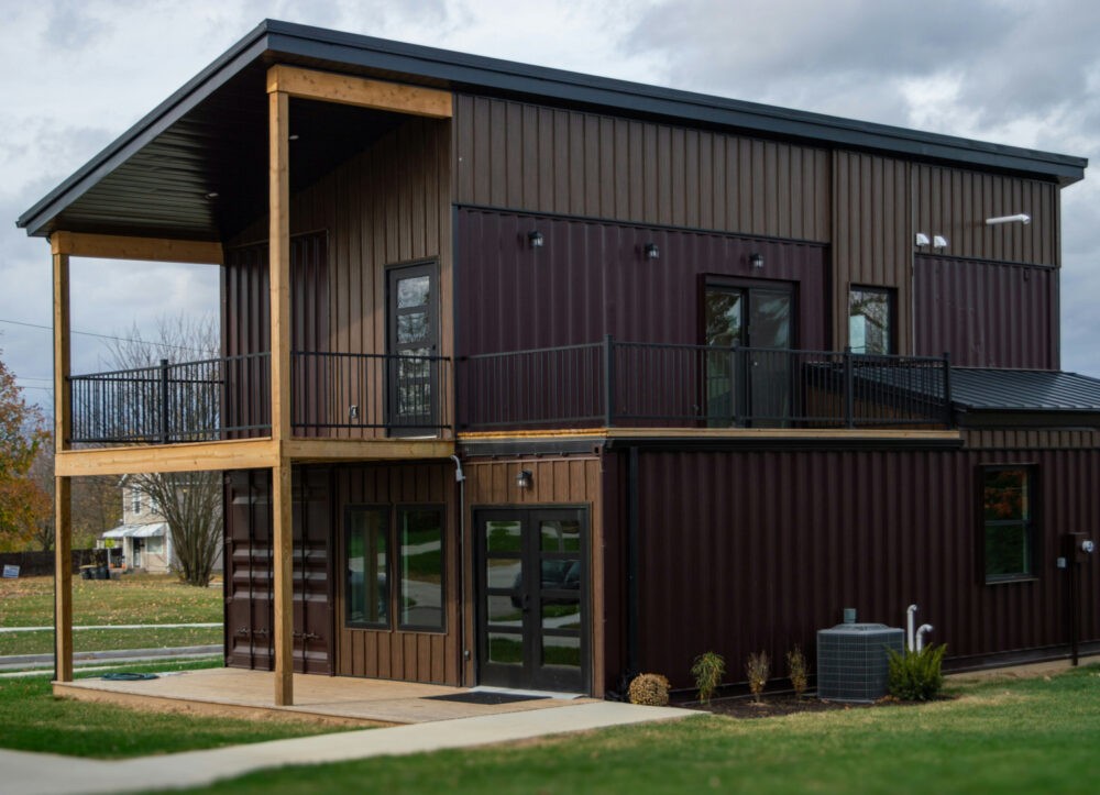 Casa de contenedores de color café oscuro
