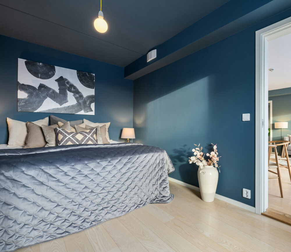 Cuarto pintado como un cubo en color azul oscuro