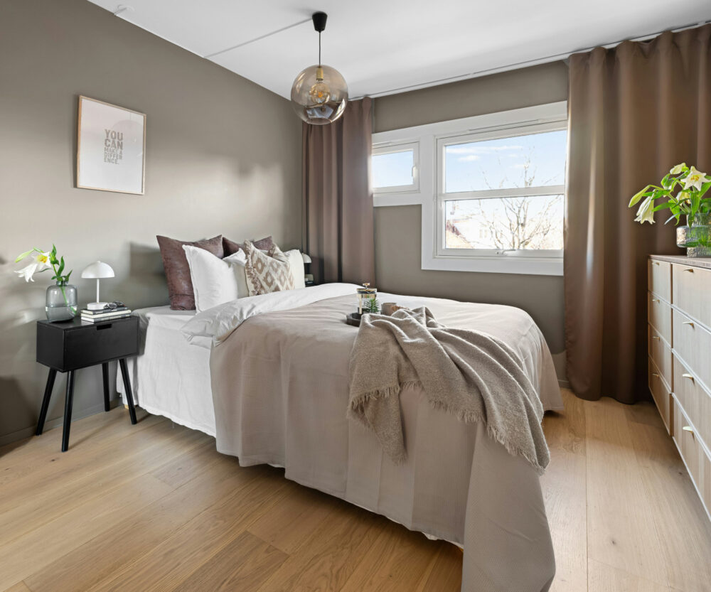 Dormitorio de color greige decorado