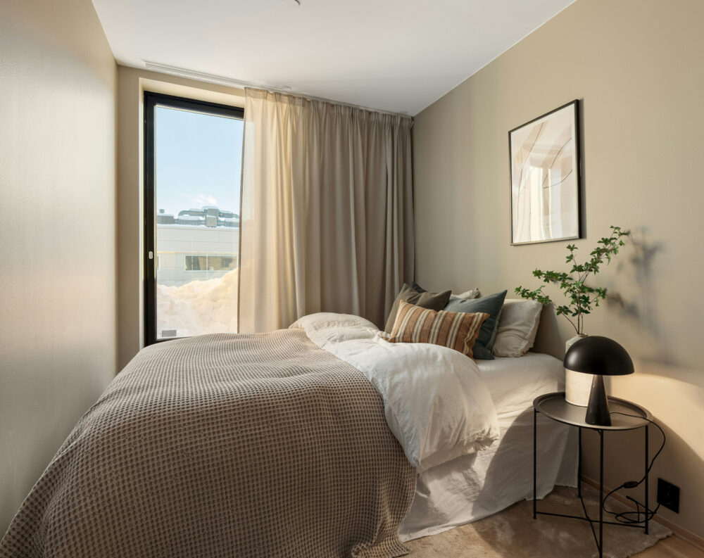 Dormitoio queño beige con muebles ligeros