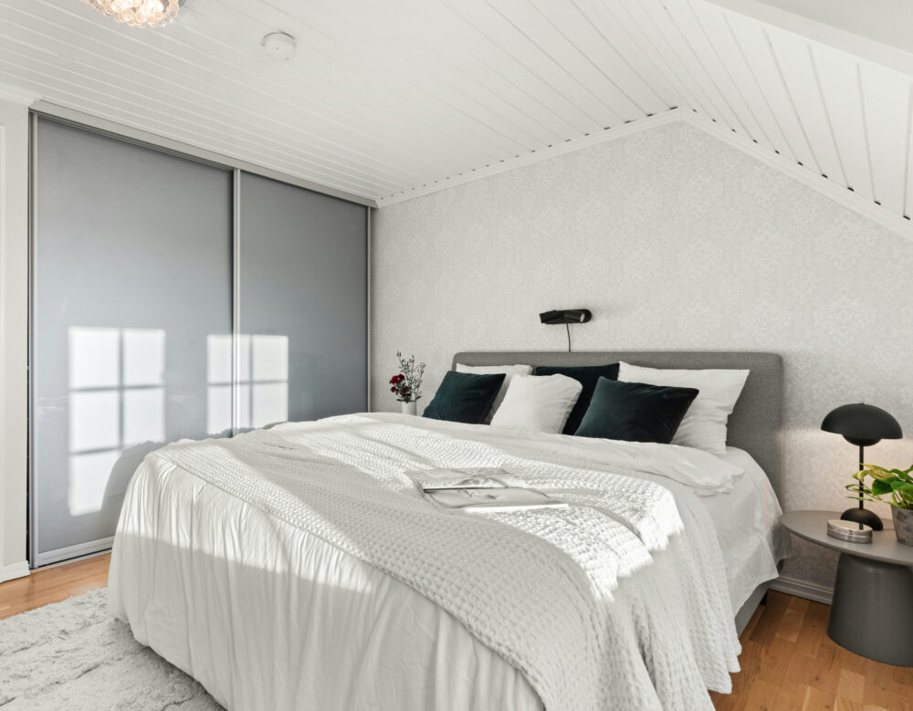 Dormitorio pequeño de color blanco