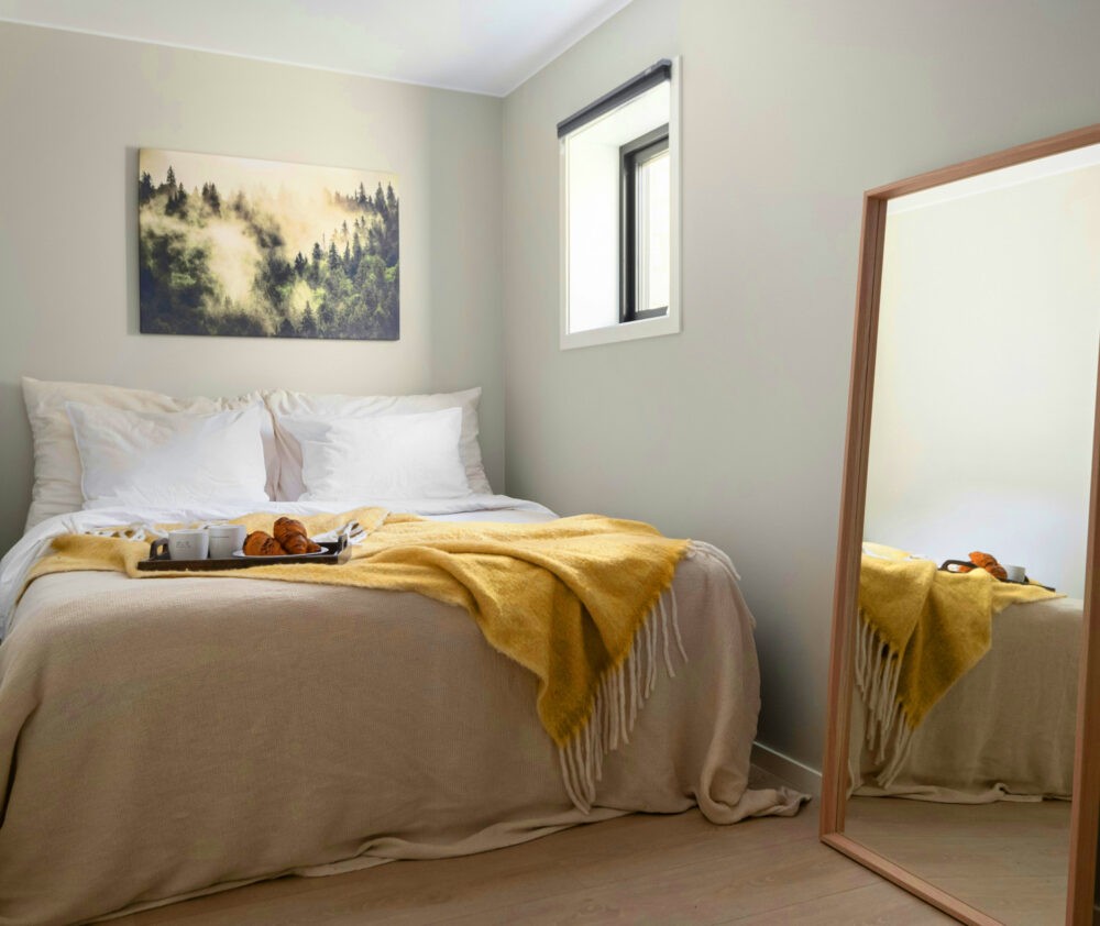 Espejo de pie en el dormitorio