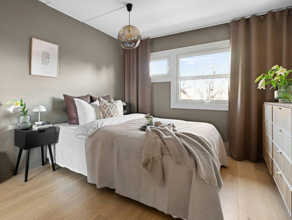 Dormitorio con paredes en color beige oscuro