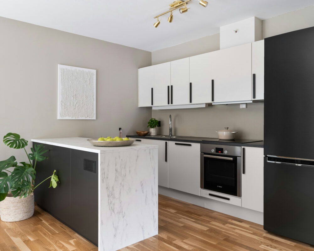 Cocina blanca y negra pequeña