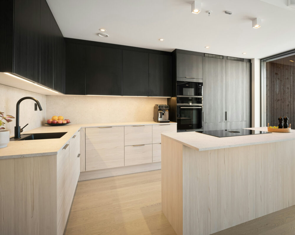 Cocina grande en contraste de colores