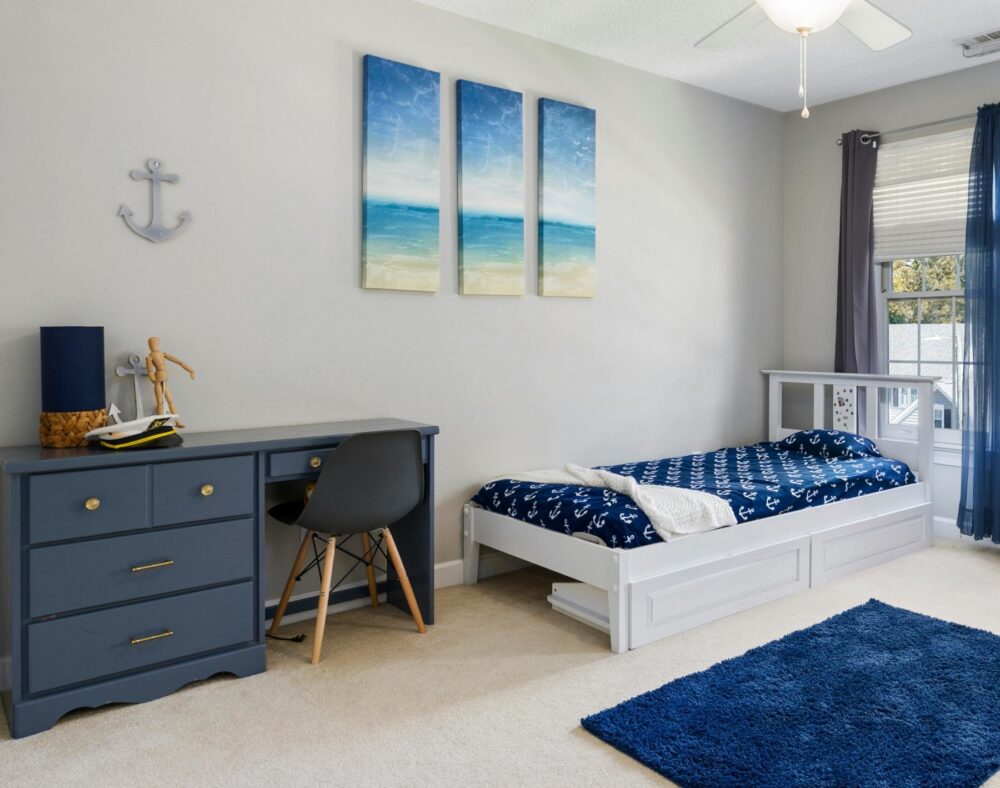 Habitación juvenil de varón blanco y azul