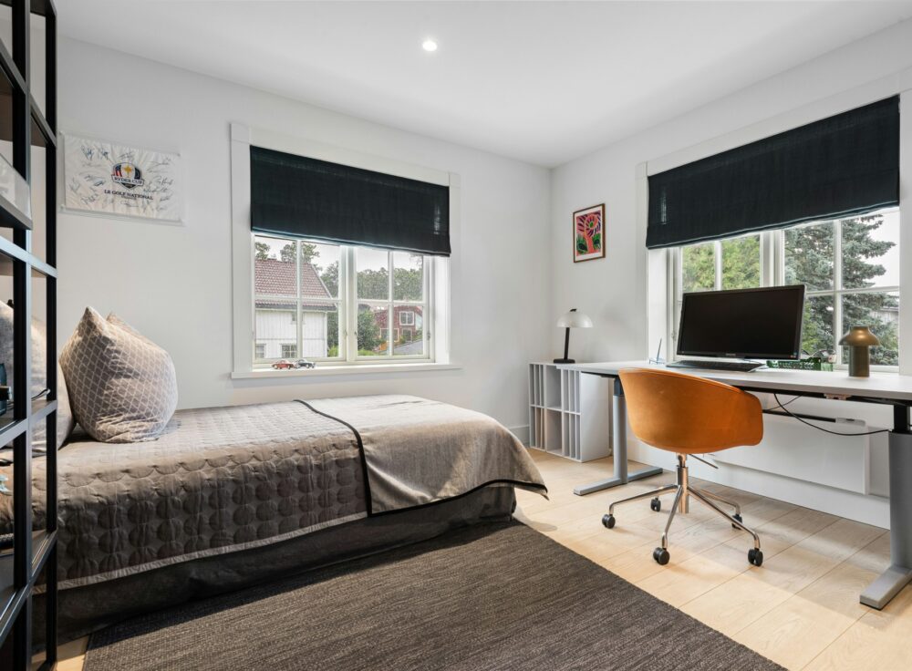 Dormitorio juvenil amplio con escritorio y cama