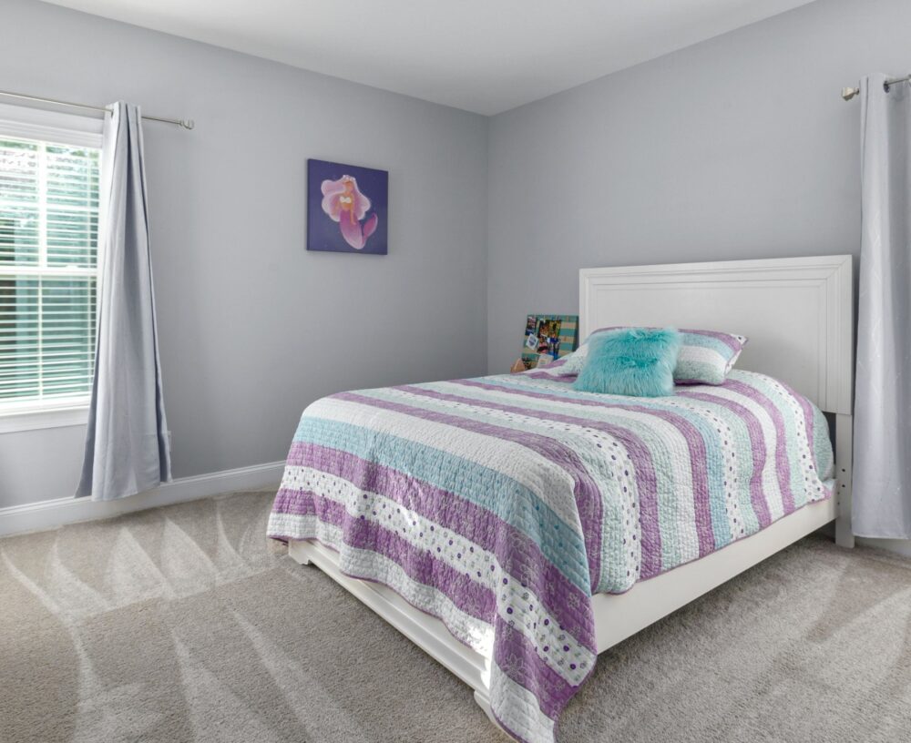 Habitación juvenil femenina gris suave y lila