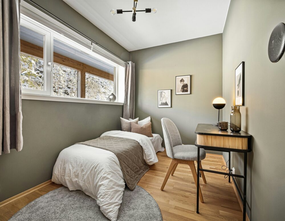 Habitación infantil beige gris greige con cama individual