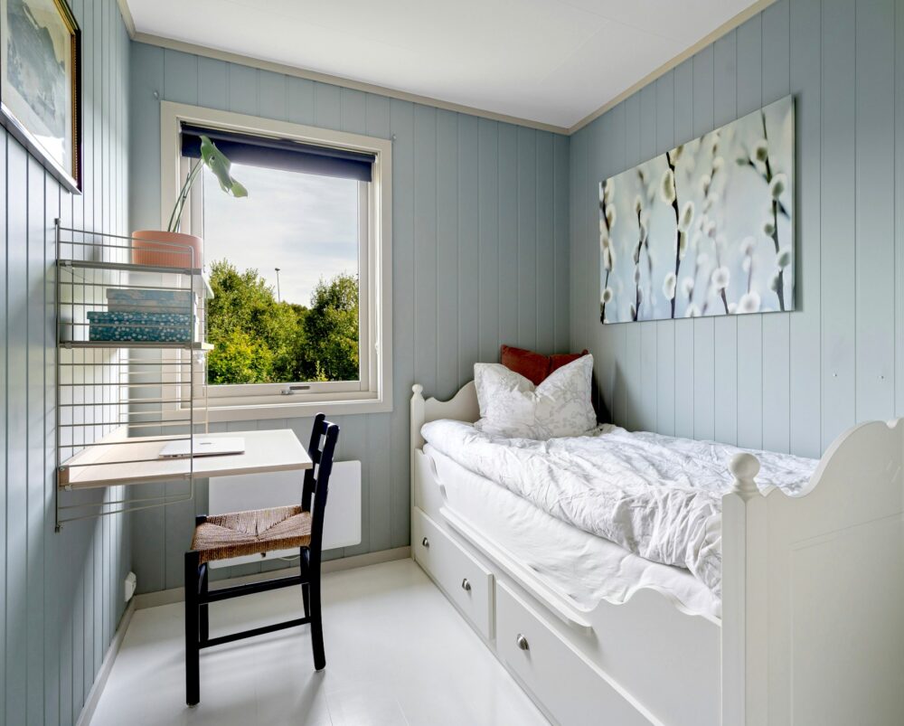 Cuarto juvenil delicado y pequeño en color azul pastel y cama blanca