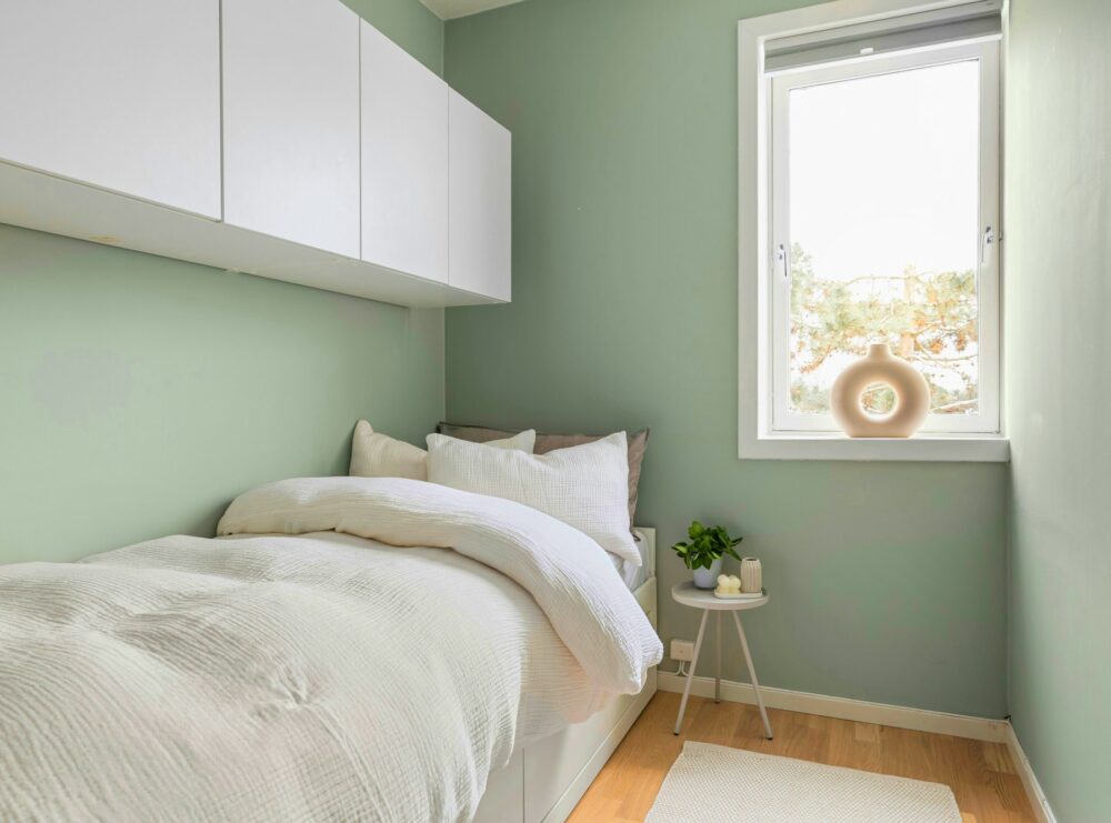 Dormitorio juvenil vede y blanco luminoso