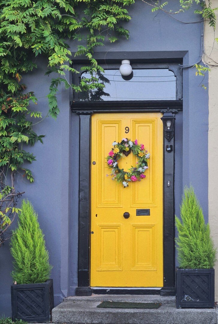 Puerta mostaza