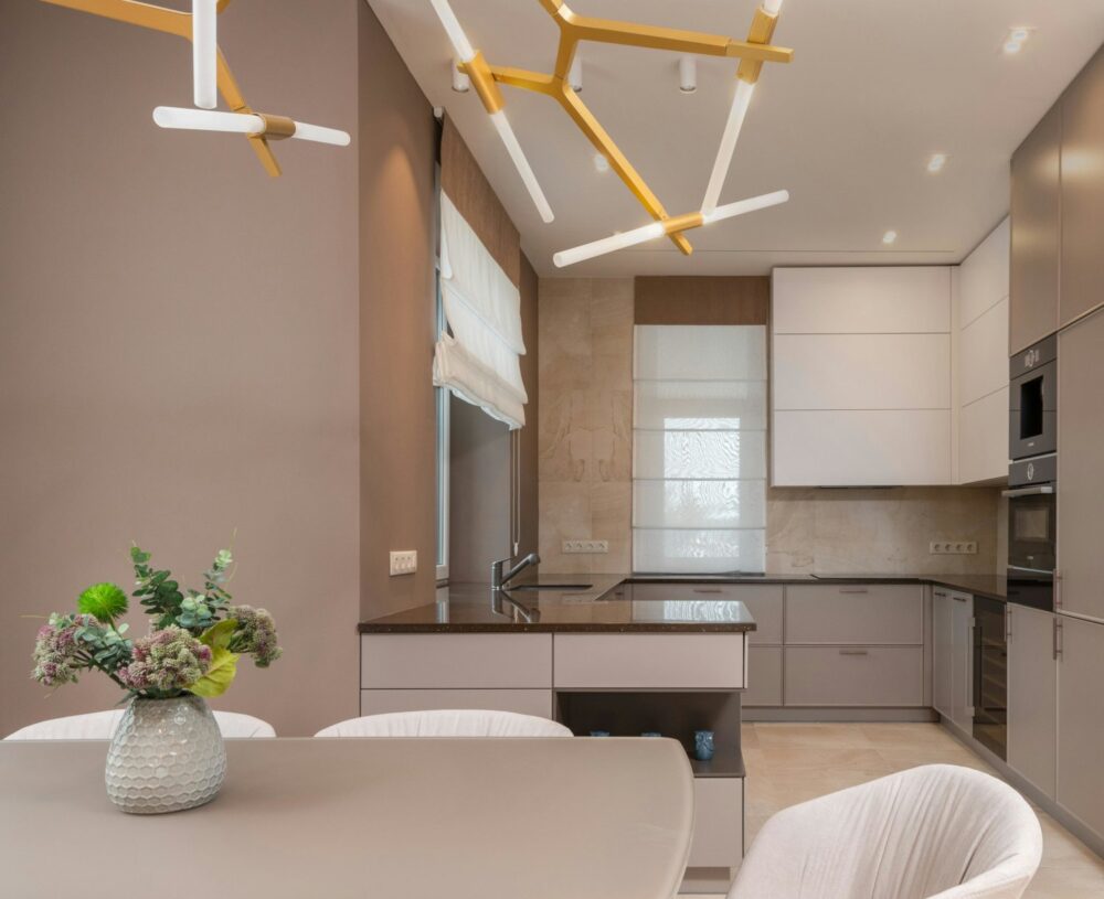 Una cocina con las paredes y los muebles en visón