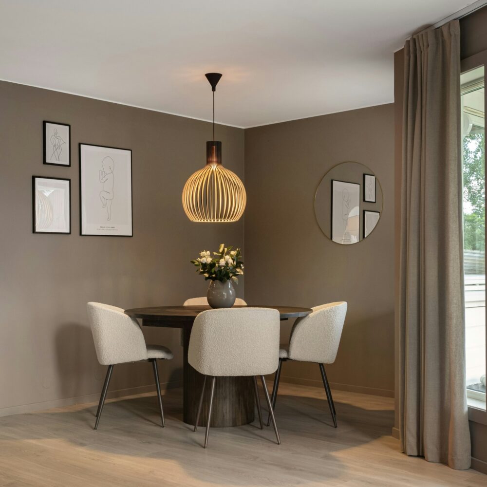 Comedor de color visón combinado con blanco hueso