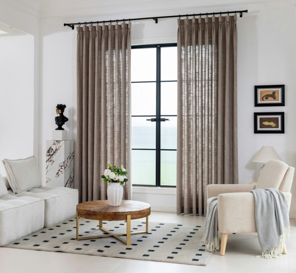 Cortinas altas sobre la ventana