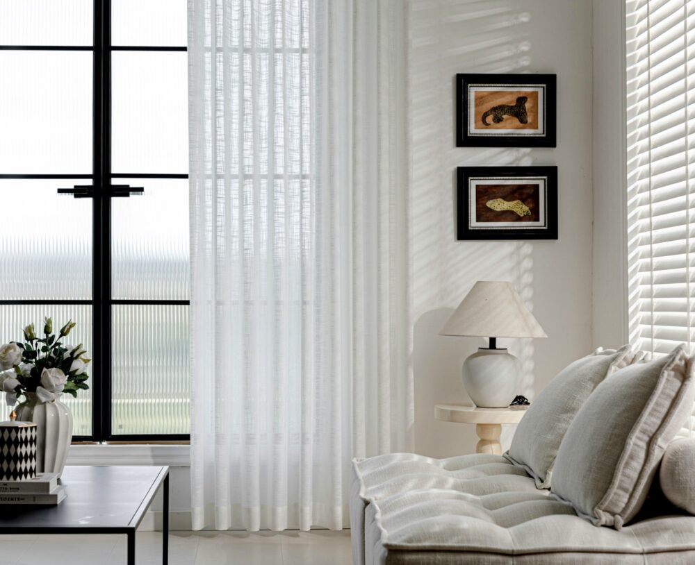 Cortinas blancas en salón luminoso