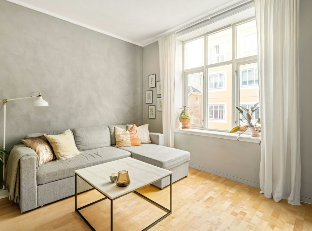 Cortinas blancas en salón gris perla