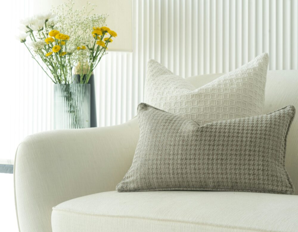 Flores blancas y amarillas en la decoración del salón