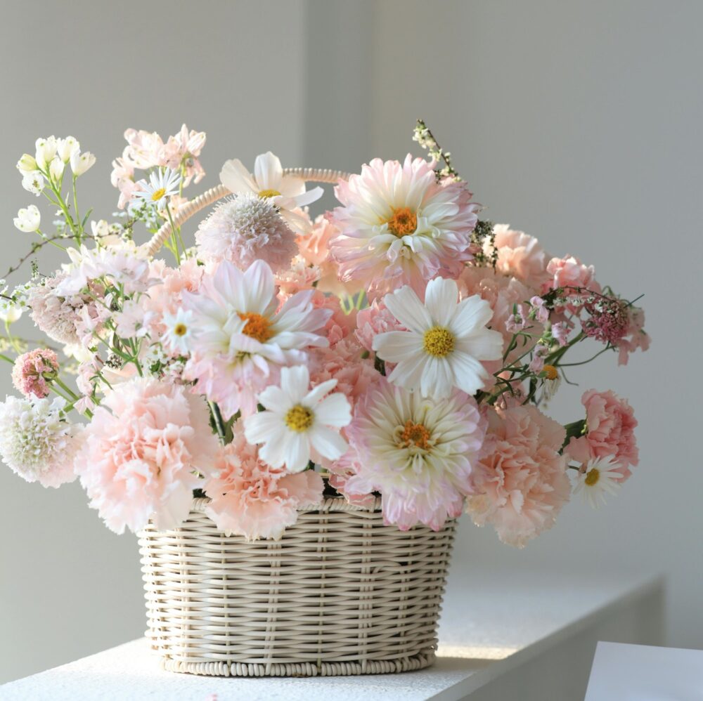 Canasta de flores de tonos pastel