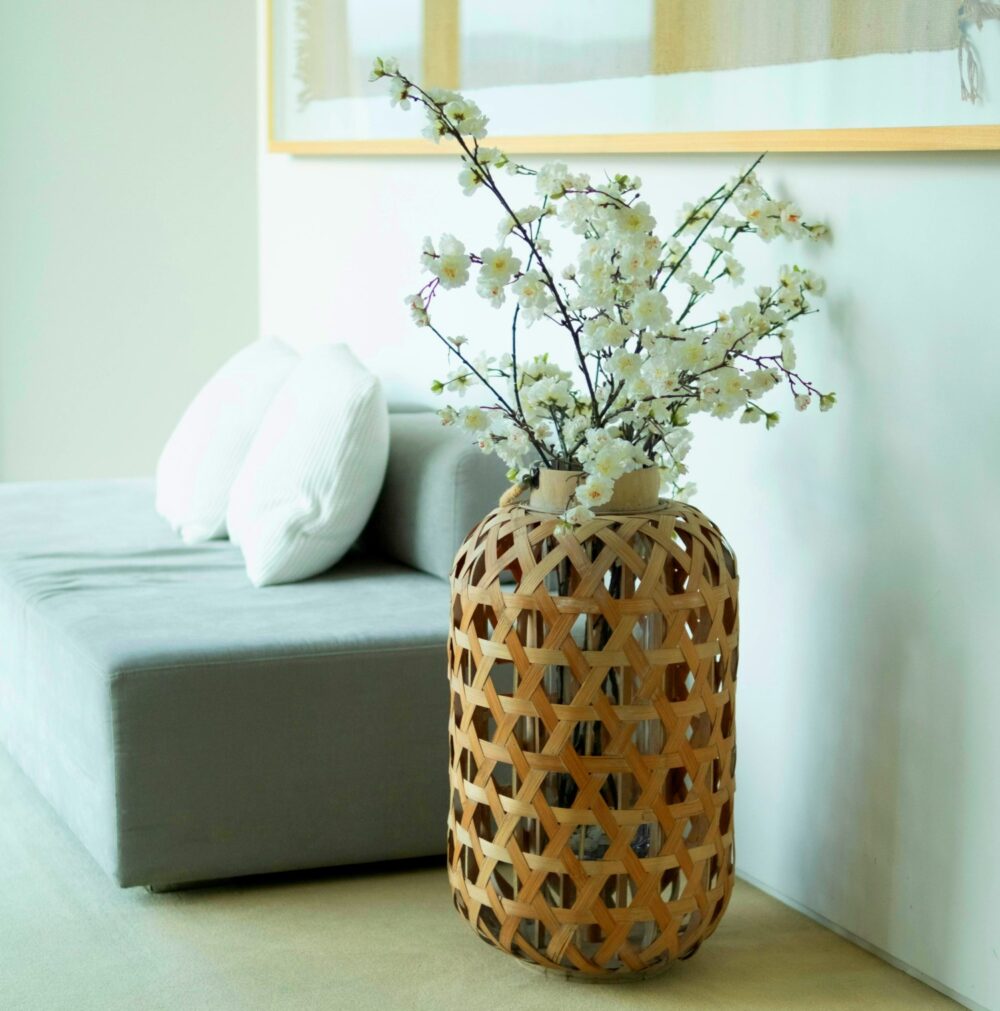 Casa moderna con flores