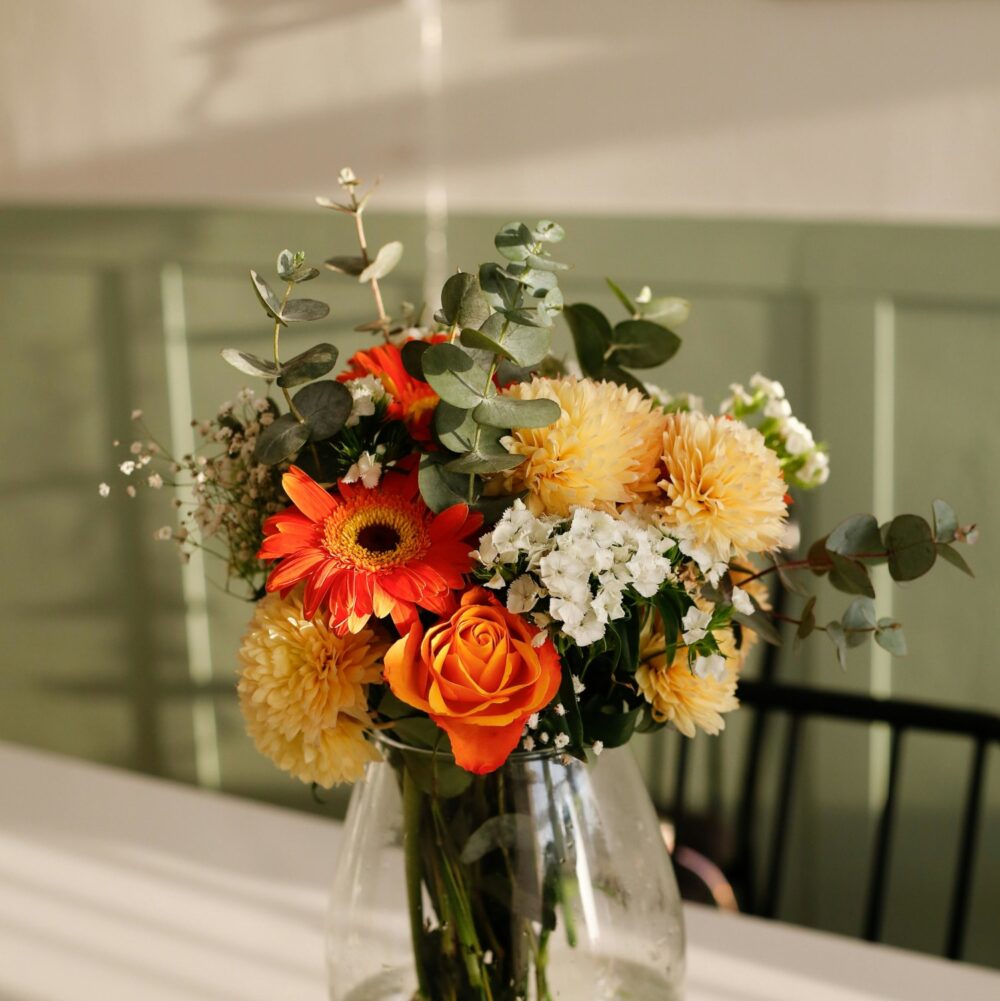 Flores coloridas sobre la mesa