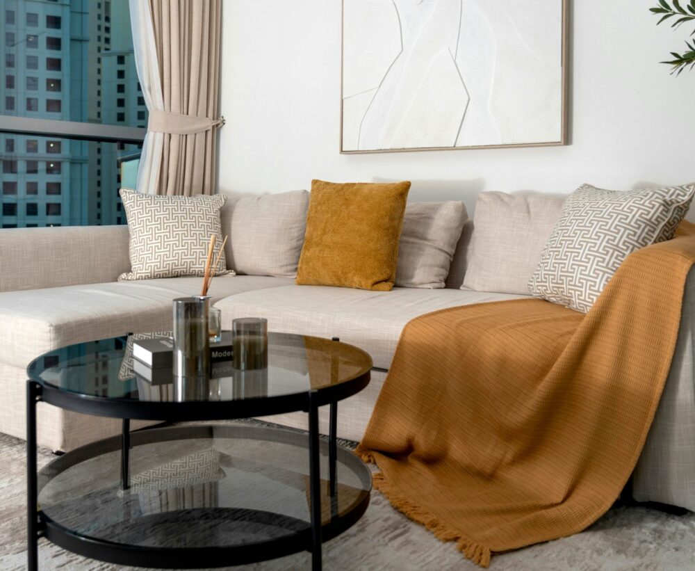 Salón color blanco con detalles o acentos en ocre