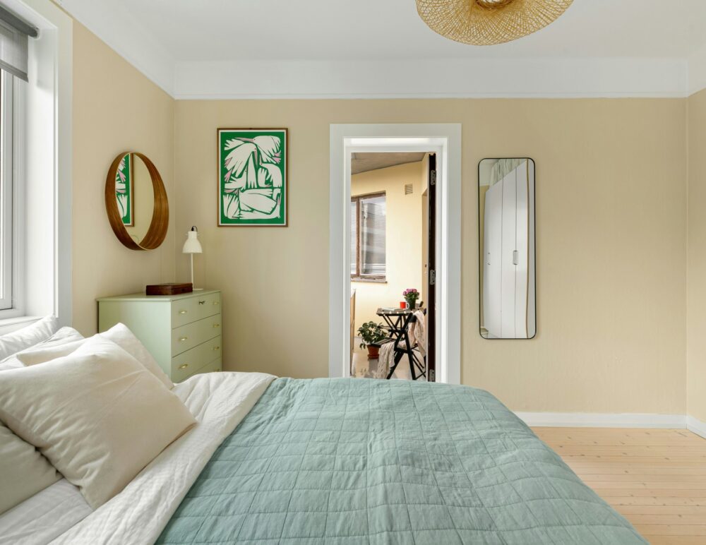 Dormitorio de color crema