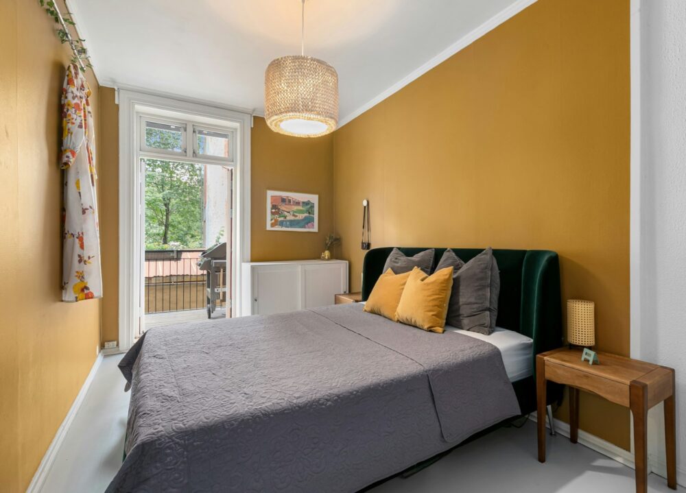 Dormitorio de color amarillo ocre