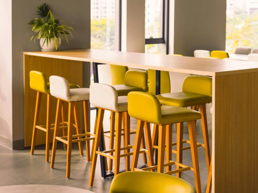 Local comercial con muebles blancos y amarillo mostaza