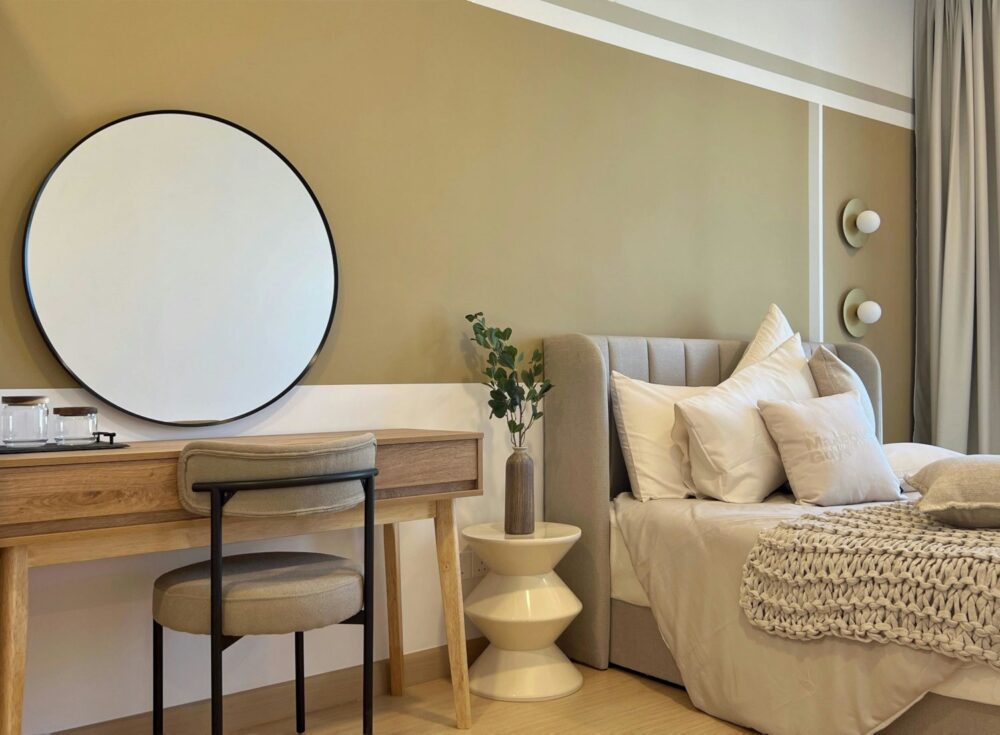 Pared de color ocre claro en un dormitorio elegante