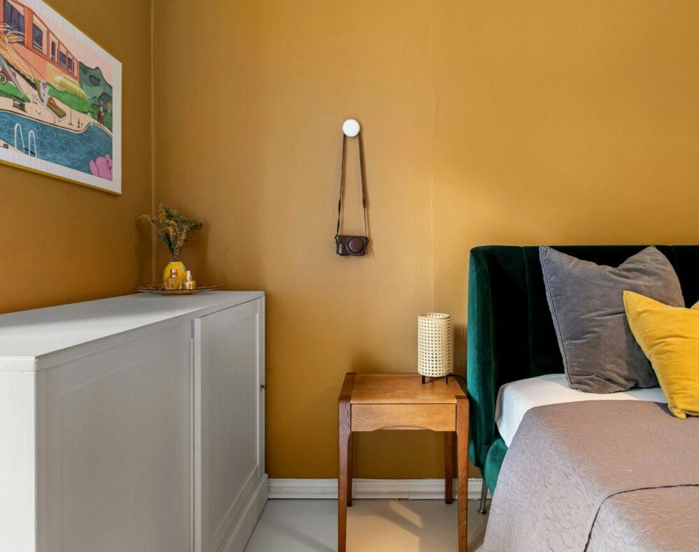 Paredes pintadas de ocre intenso oscuro