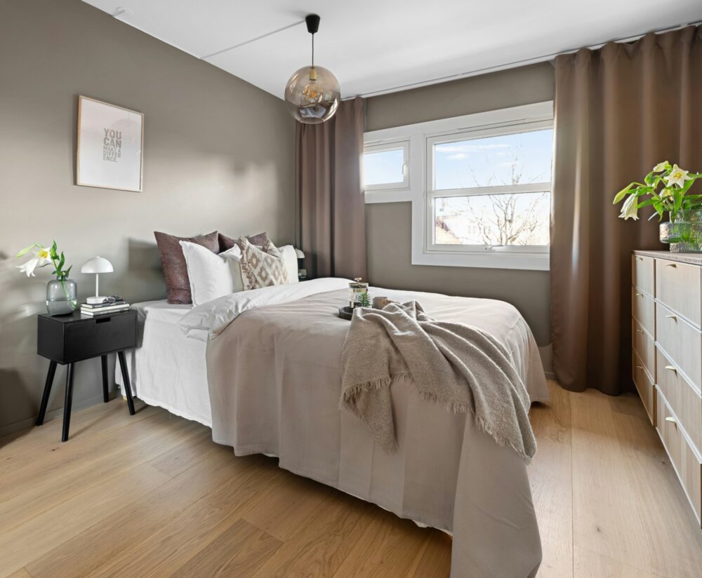 Un dormitorio amplio con las paredes pintadas de color visón