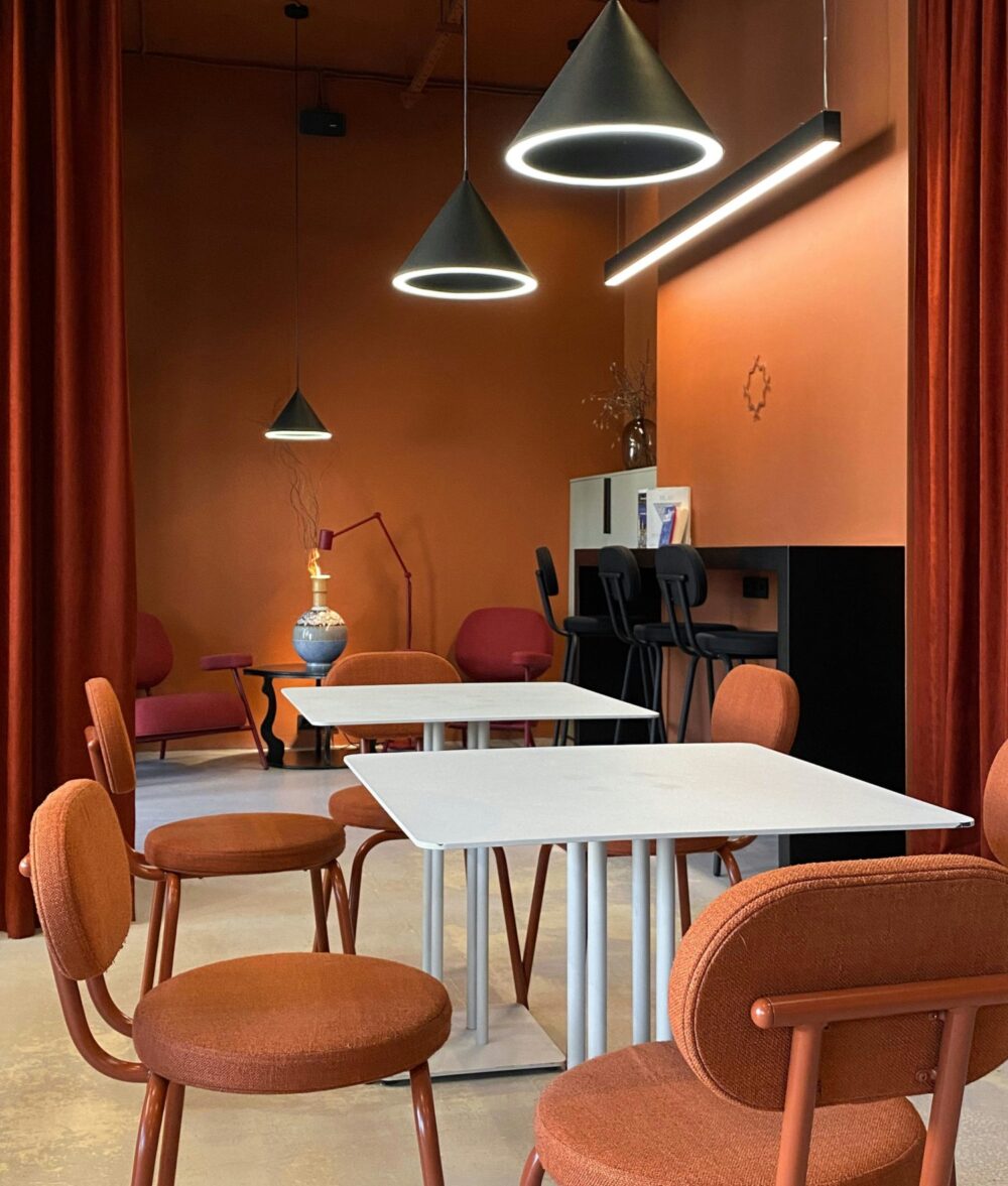 Salón o bar con paredes, techo y muebles de color terracota oscuro