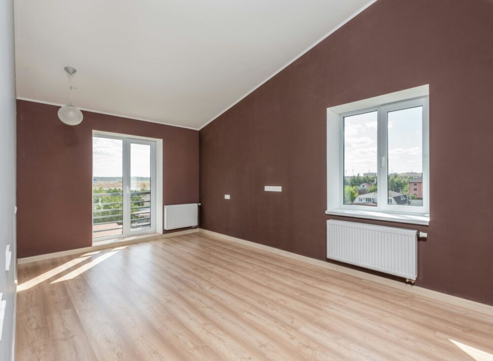 Ambiente interior con paredes en color chocolate