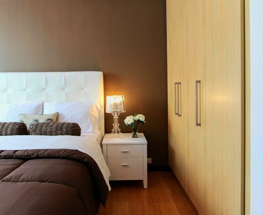 Pared del cabecero en chocolate y cama blanca