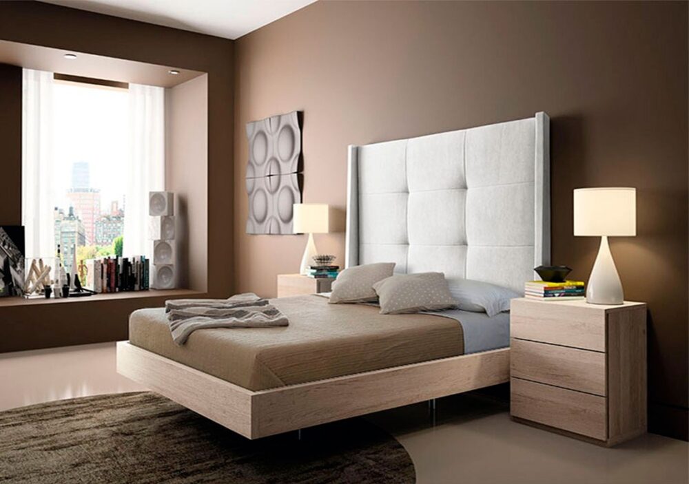 Dormitorio amplio y elegante con paredes de color chocolate