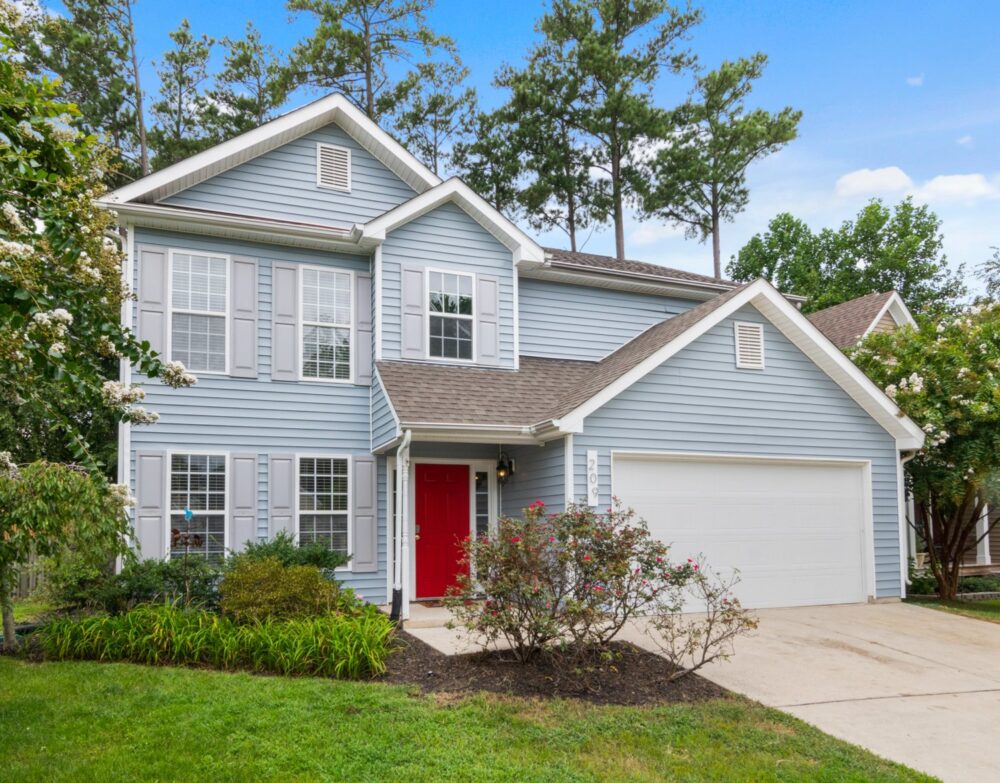 Fachada de casa de estilo americano en color azul glaciar o azul claro