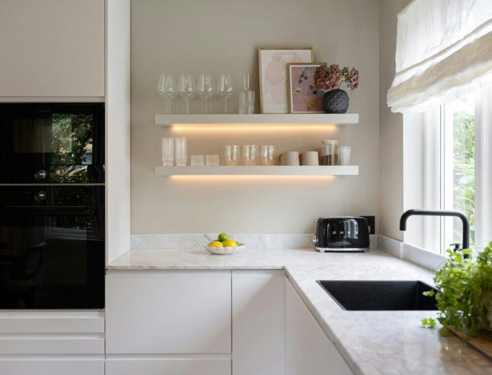 Cocina pequeña y luminosa renovada
