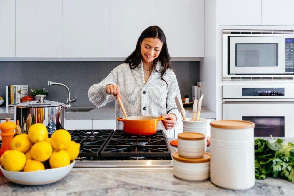 Persona cocinando en una cocina a gas