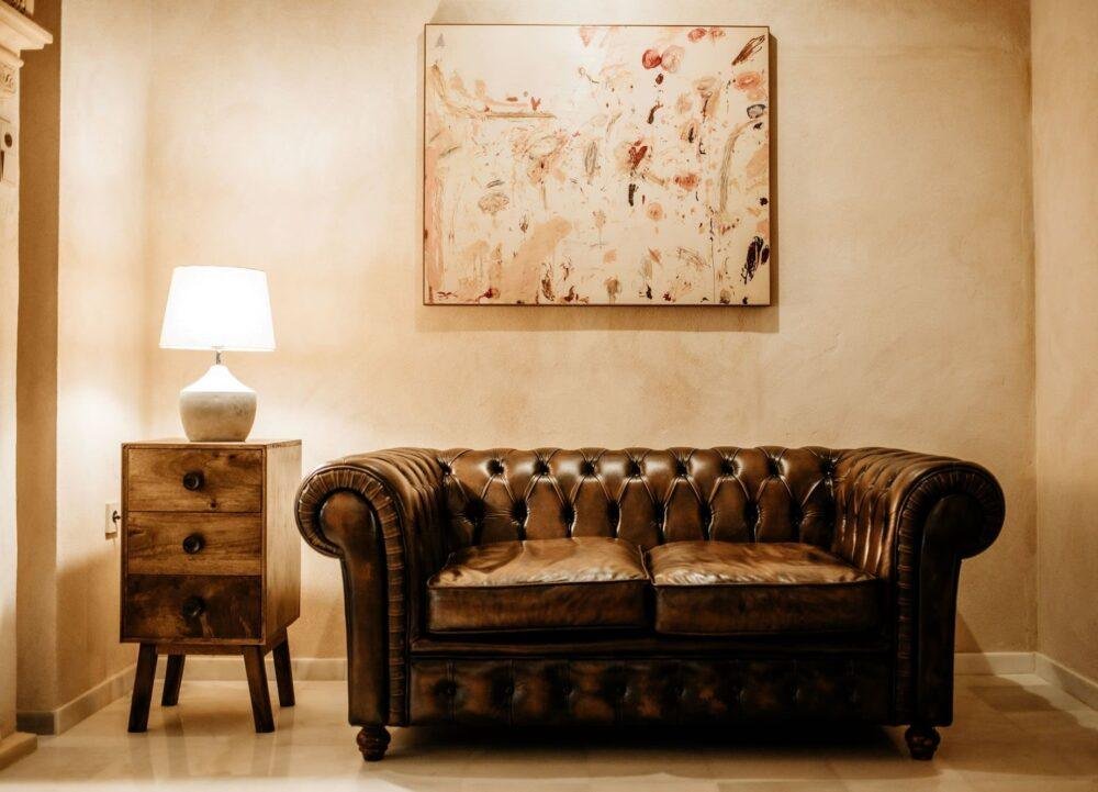 Sofá Chesterfield de cuero color café en un ambiente acogedor