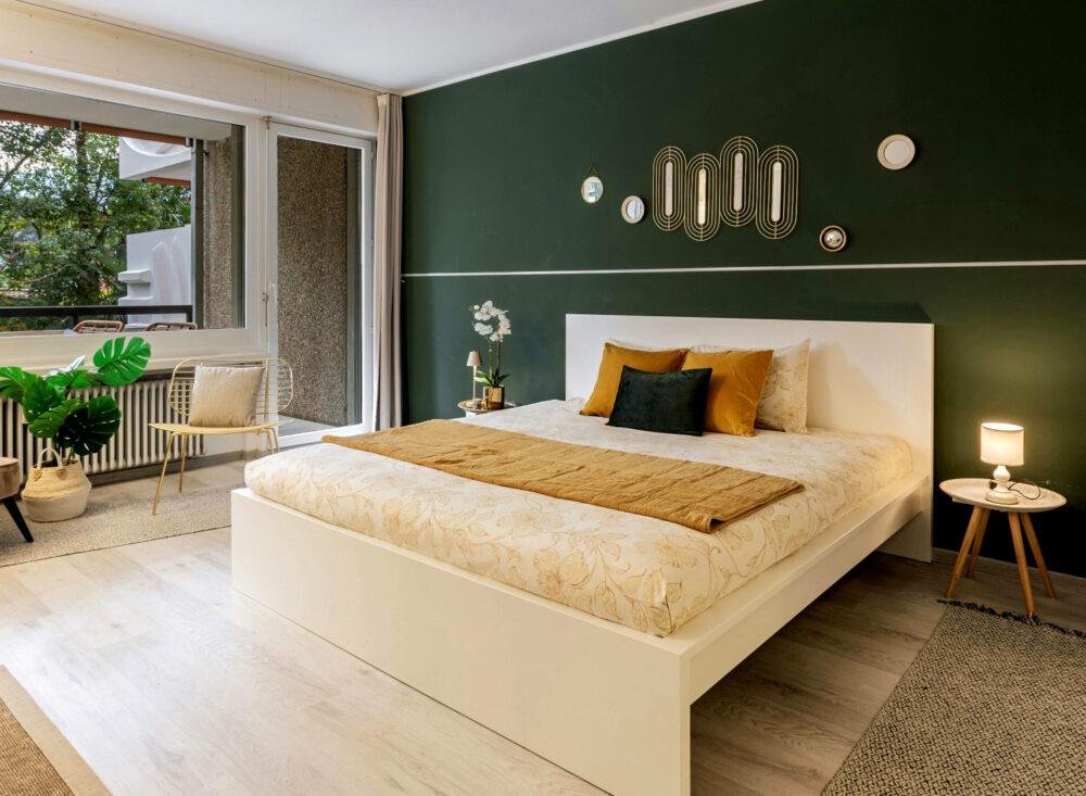 Dormitorio combinado en verde oscuro y blanco con acento en ocre