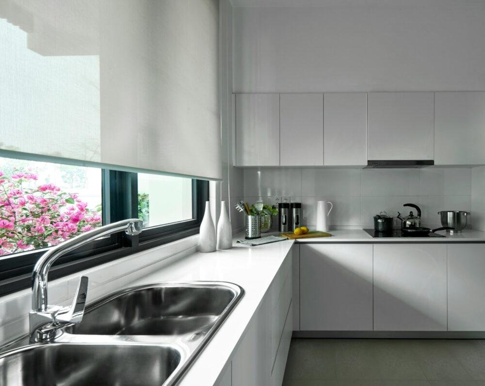 Estor screen en cocina blanca