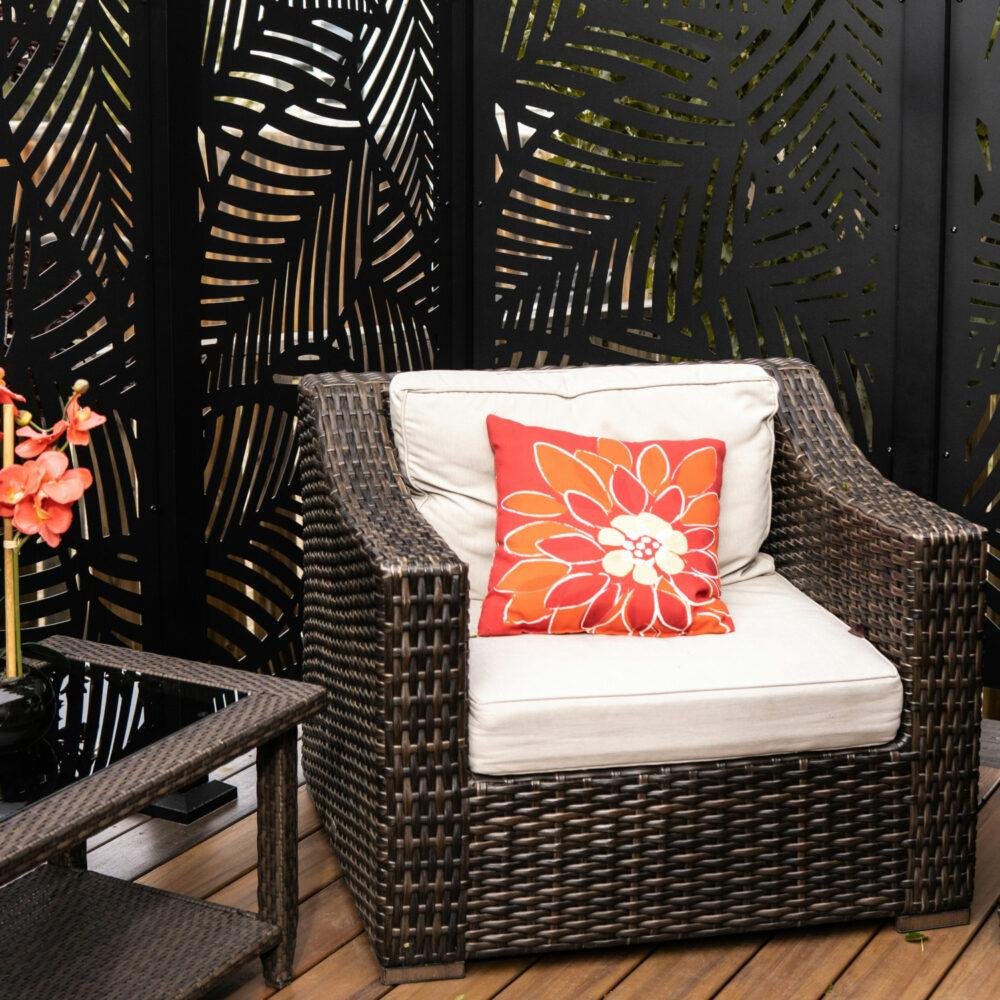 Muebles de exterior en ratán sintético con cojines blancos