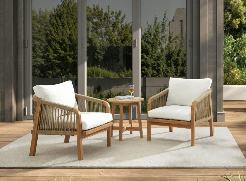 Sillones de exterior en madera y ratán con cojines blancos