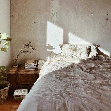 10 errores que hacen que tu dormitorio se vea desordenado (y cómo evitarlos)