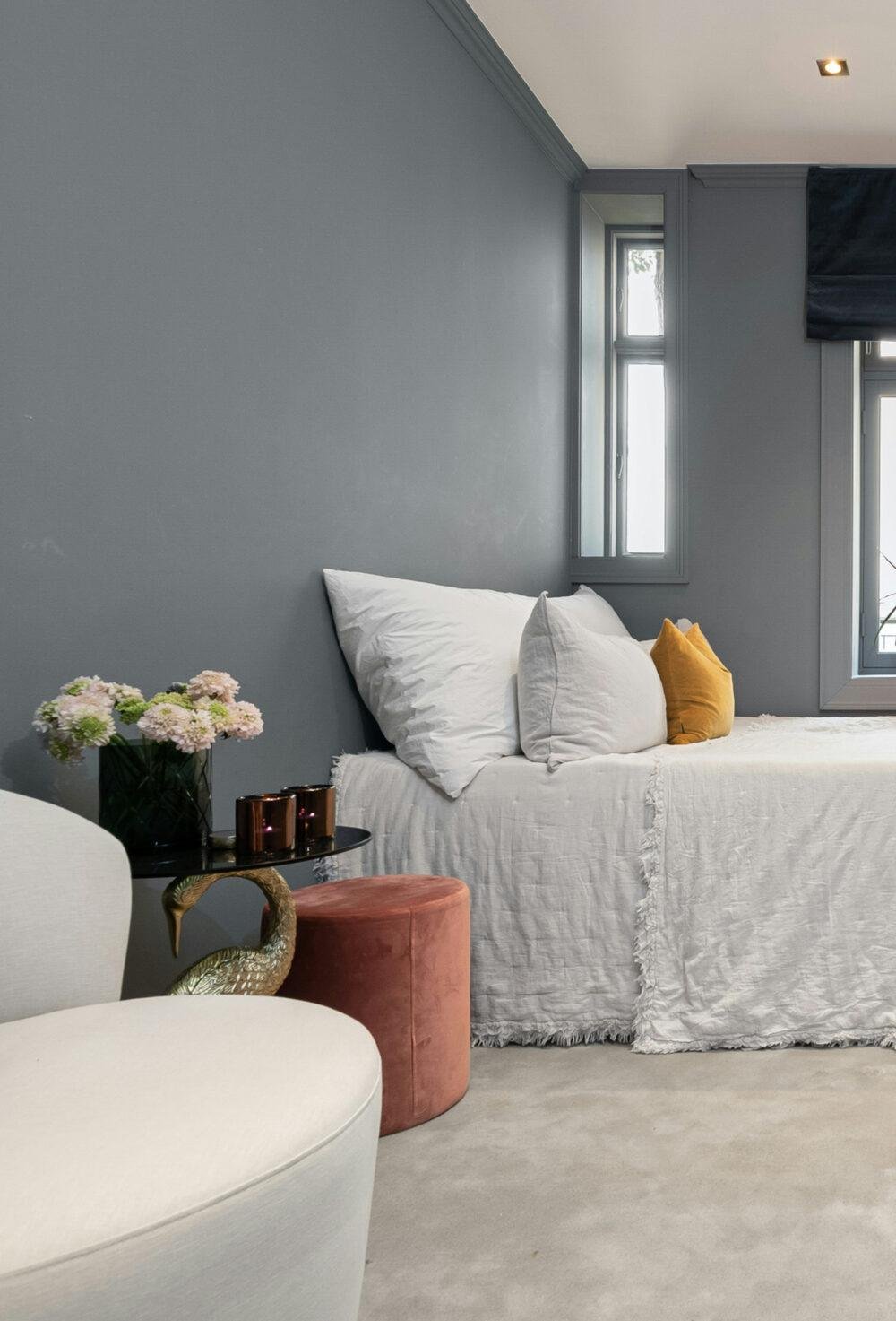 Dormitorio de color gris humo