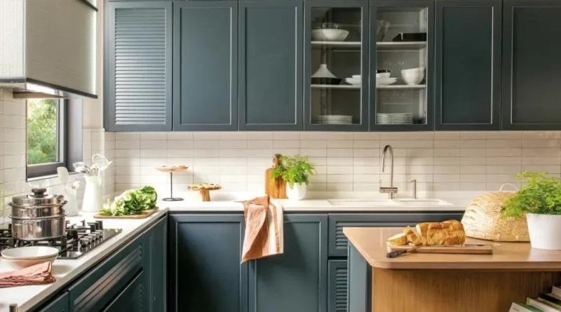 Cocina clásica de color gris azulado y alicatado blanco