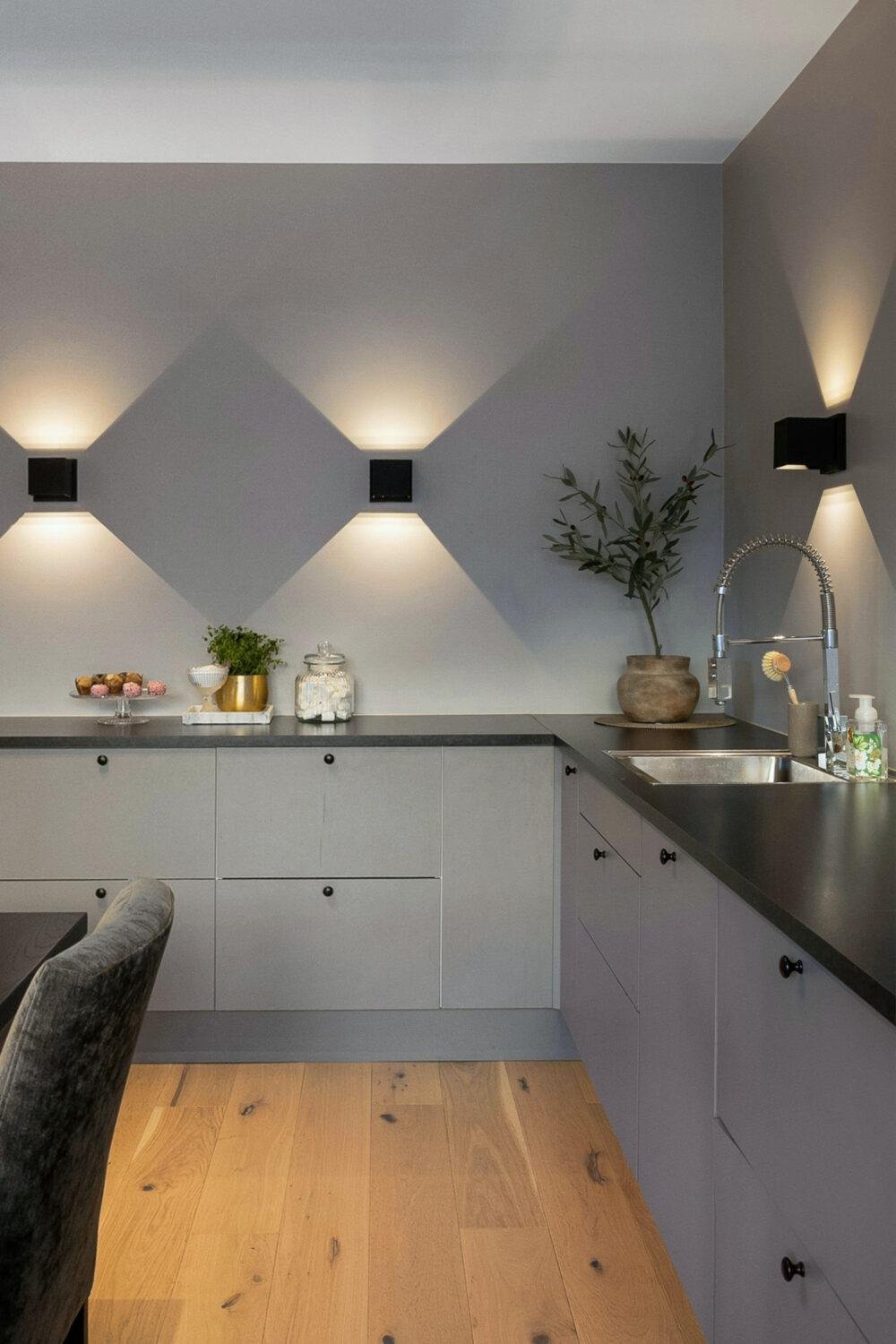 Cocina de paredes y muebles gris humo con encimera negra